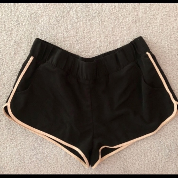 ❤️SILENCE + NOISE DOLPHIN WORKOUT SHORTS - Picture 2 of 3